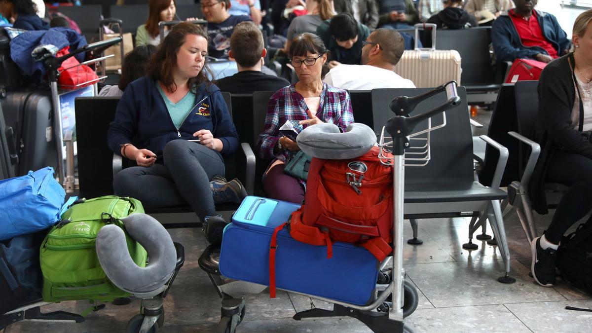 Pasajeros esperando en el aeropuerto de Heathrow el pasado mayo.