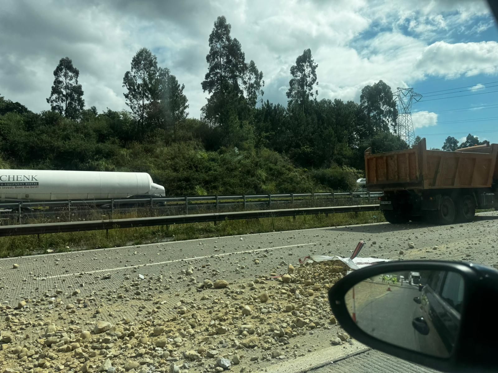 Un camión pierde la carga en la "Y" y provoca importantes retenciones