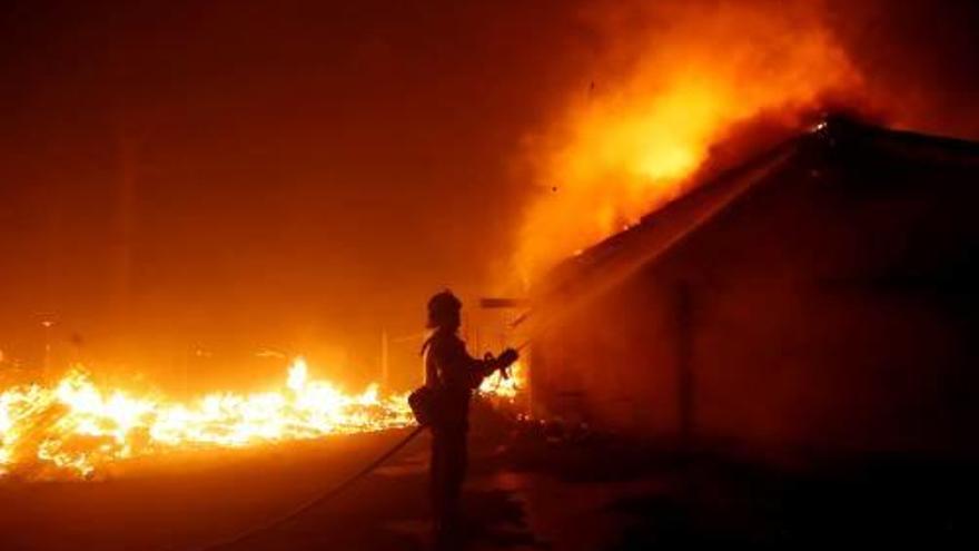 Un bomber, intentant apagar un foc a Malibu, Califòrnia.