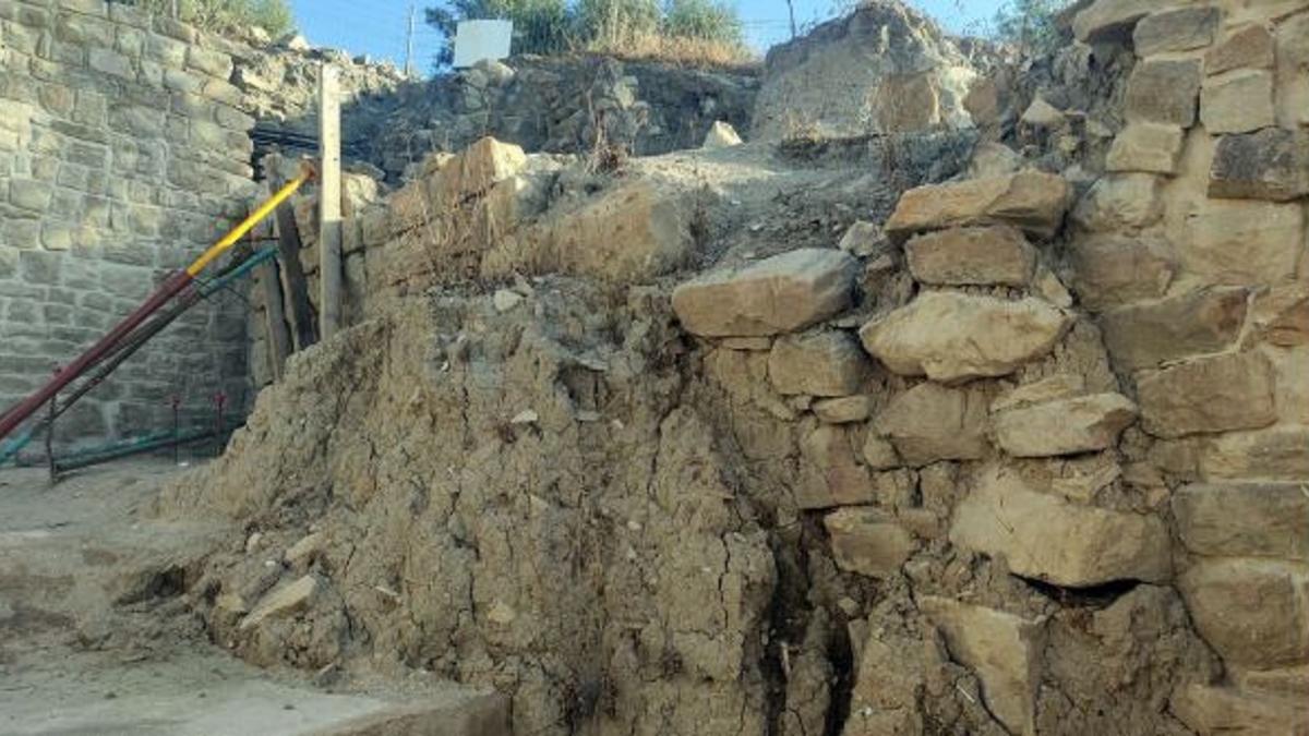 Detalle del nuevo muro descubierto en Torreparedones que conecta con el muro oeste recién restaurado.