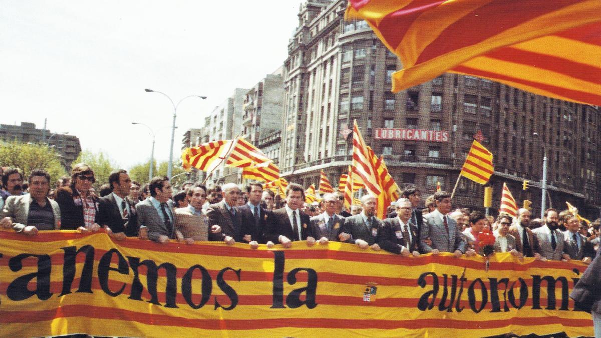 Cabecera de la manifestación del 23 de abril de 1978 a favor de la autonomía de Aragón, en la plaza de Paraíso