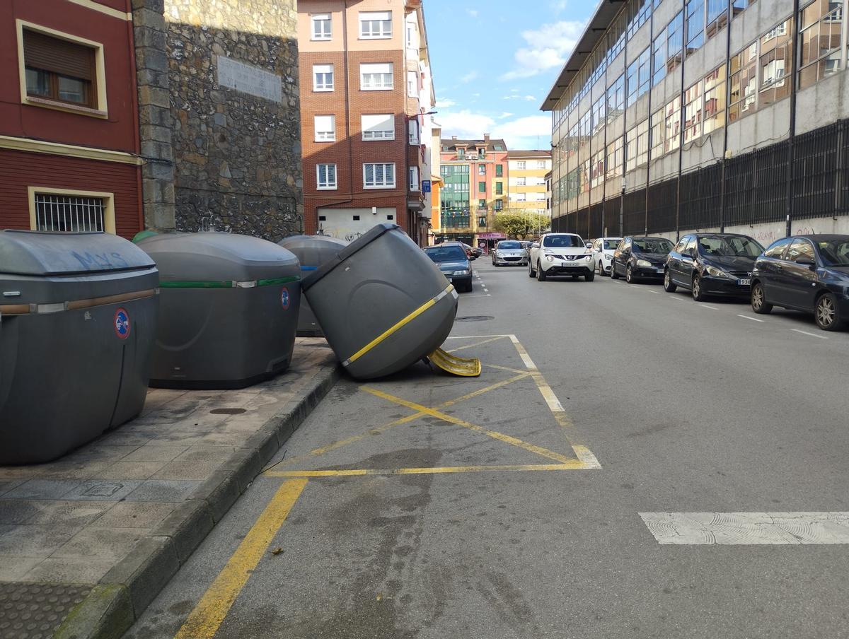 Un contenedor, volcado por el viento en La Felguera.