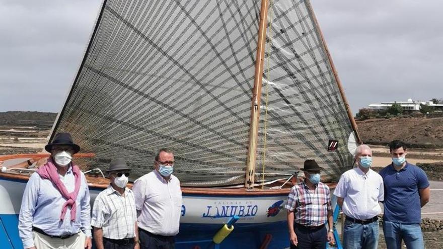 Marcial Morales Cabrera, y su Junta Directiva, en la presentación del barquillo de vela latina “Fayna Salinas de Janubio”.