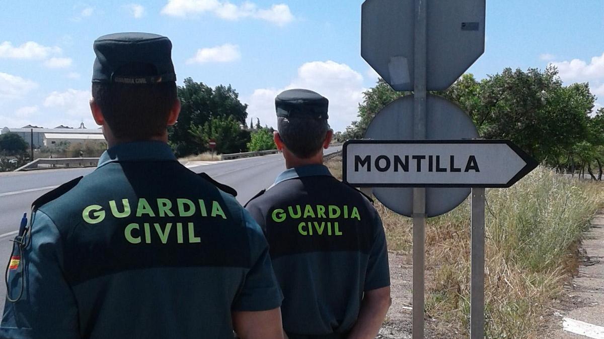 Guardias civiles en la entrada de Montilla.