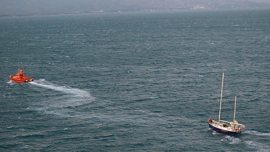 Salvament Marítim Remolquen una embarcació amb la vela trencada