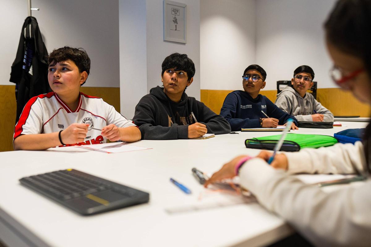 Estudiantes de los talleres de catalán en el centro cívico Palmira Domènech de El Prat.