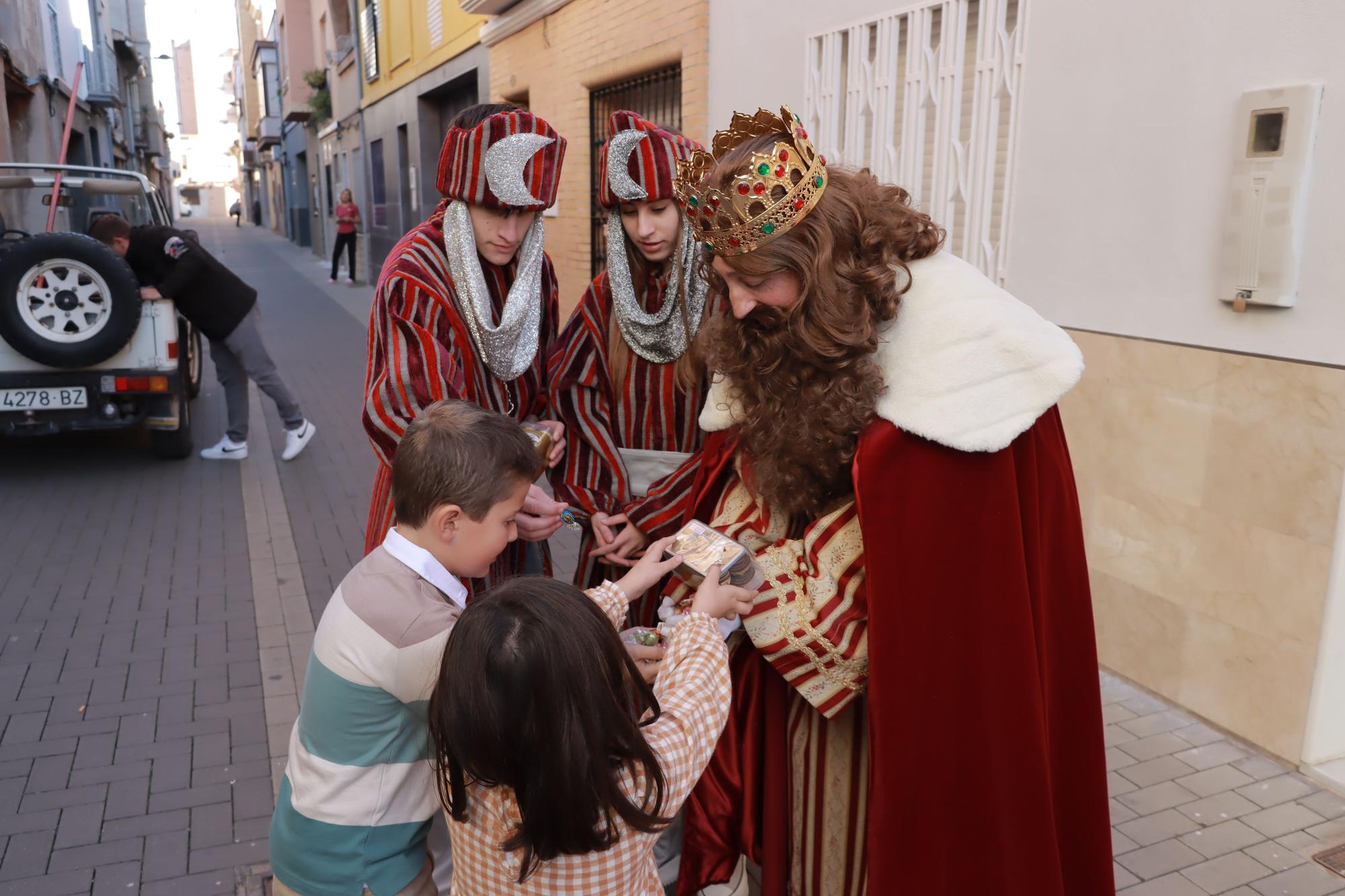 Los Reyes Mayos premian a los vecinos de Vila-real con cientos de regalos en este 2023