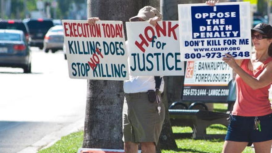 Activistas opuestos a la pena de muerte protestan contra la ejecución de Valle.