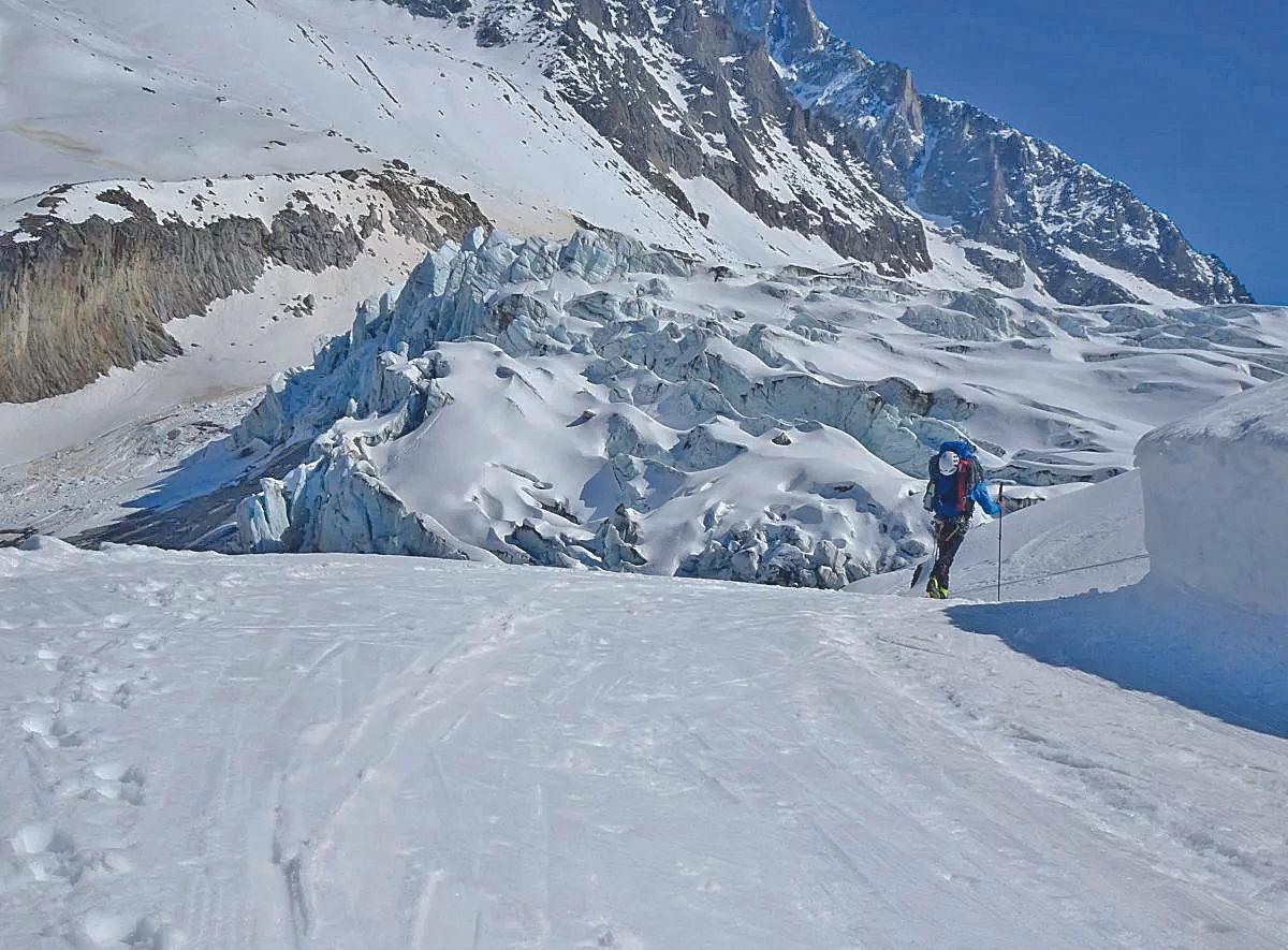 Joaquín Álvarez, en los primeros rompimientos del glaciar de Argentiere.