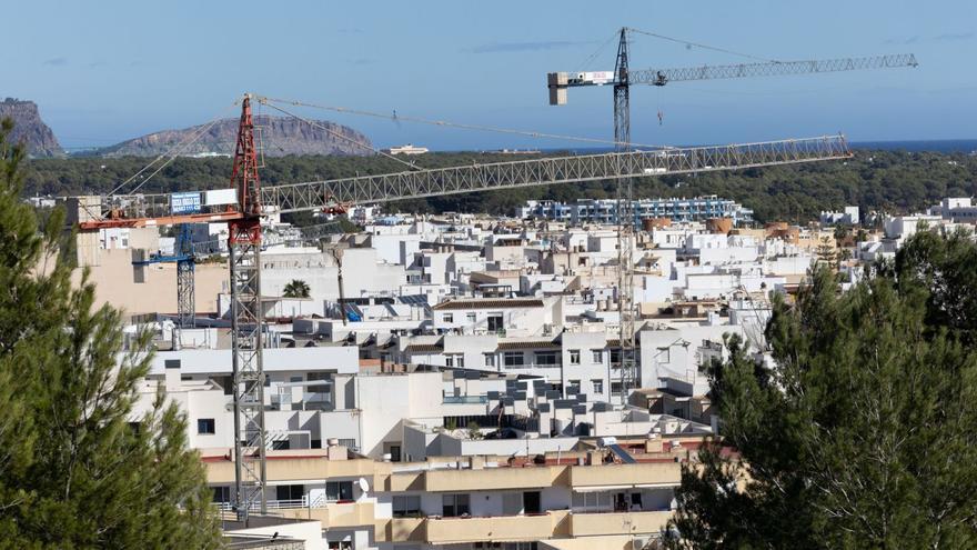 Grúas en el núcleo urbano de Santa Eulària.