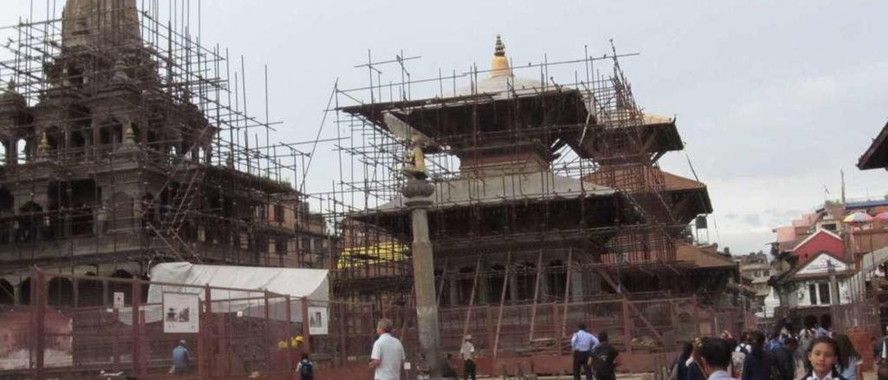 1. Templos de Durbar Square, en Patan, rodeados de andamios. 2. Tráfico y peatones en las inmediaciones de la parada de bus de Lagankhel. 3. La voluntaria Marta Maximiano con los niños Himal y Nita en el orfanato de CHEF. 4. Un sadhu, considerado uno de los hombres santos en el hinduismo. 5. Estupa de Boudhanath . 6. Los últimos templos que quedaron en pie en Bhaktapur. 7. Viviendas destruidas bajo los Himalayas.