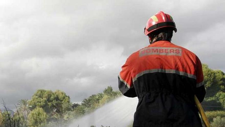 Un bombero trabaja en la extinción de un incendio en Benidorm