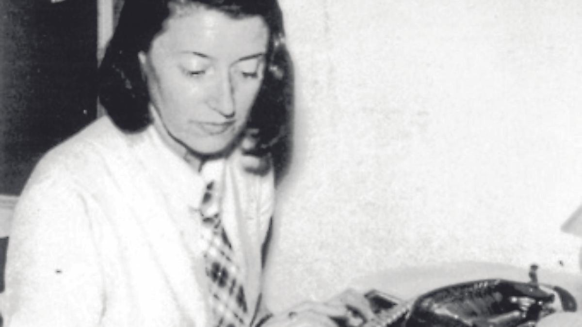 Dolores Medio ante su máquina de escribir.