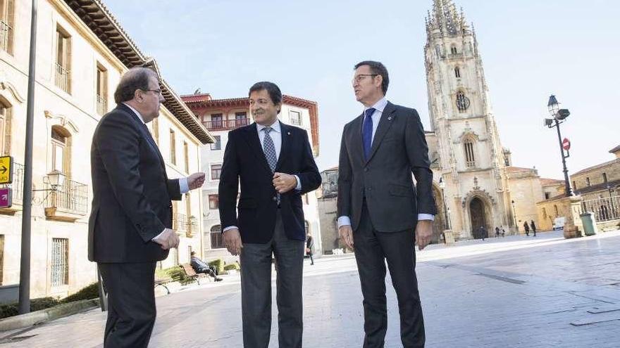 Los presidentes de Asturias, Galicia y Castilla y León rubricaron el primer acuerdo sobre financiación autonómica y demografía en Oviedo en diciembre del año pasado.