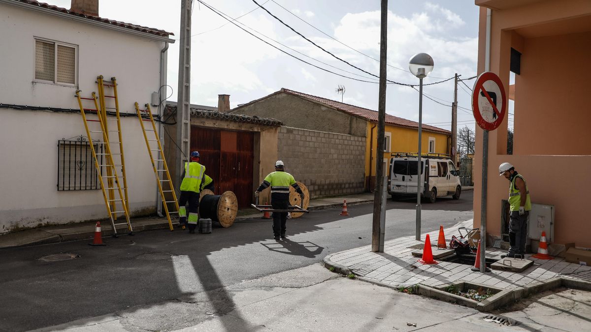 Instalación de la fibra óptica en Monfarracinos.