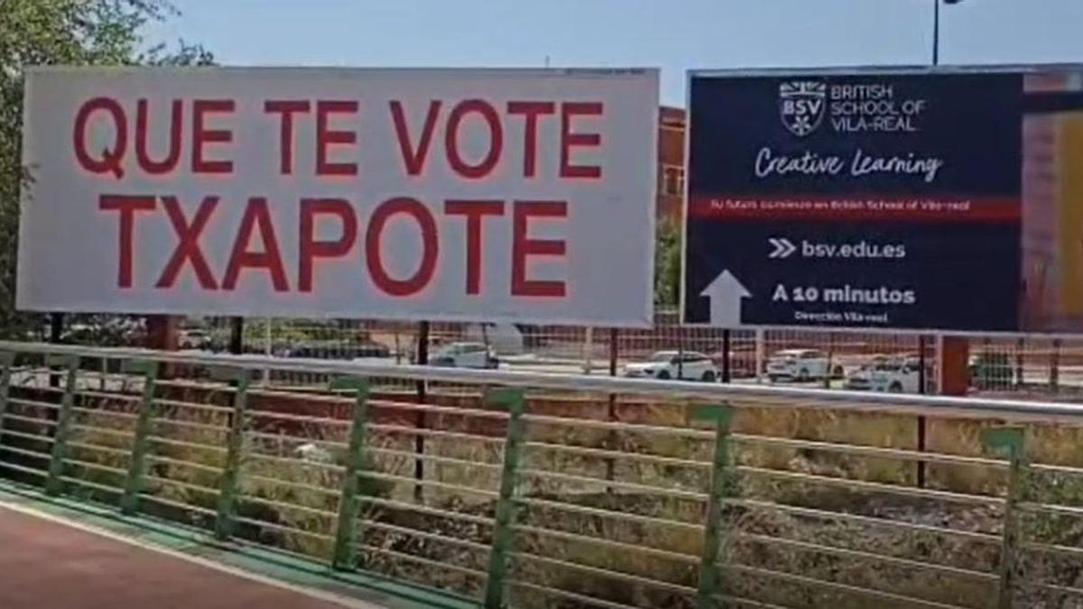 Imagen de una de las pancartas con el lema 'Que te vote Txapote'.