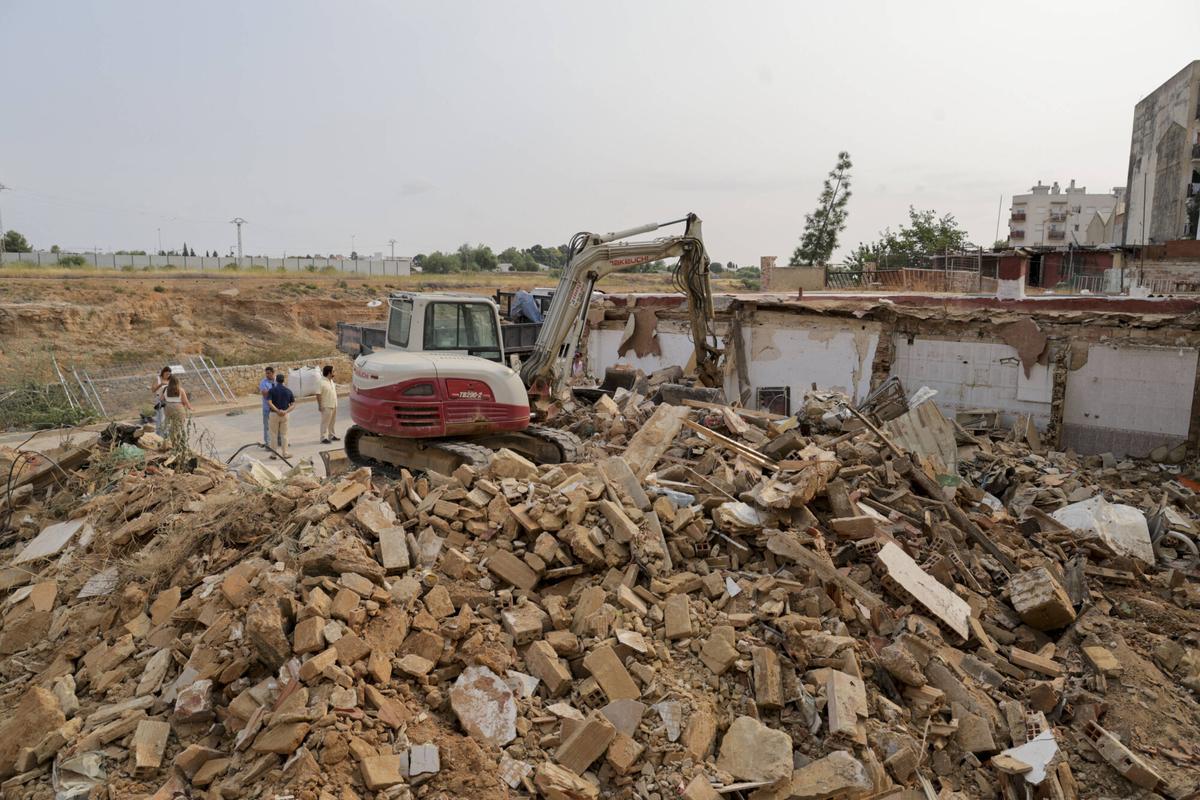 Derribo de las casas afectadas por la dana en la zona del Xenilllet en Torrent.