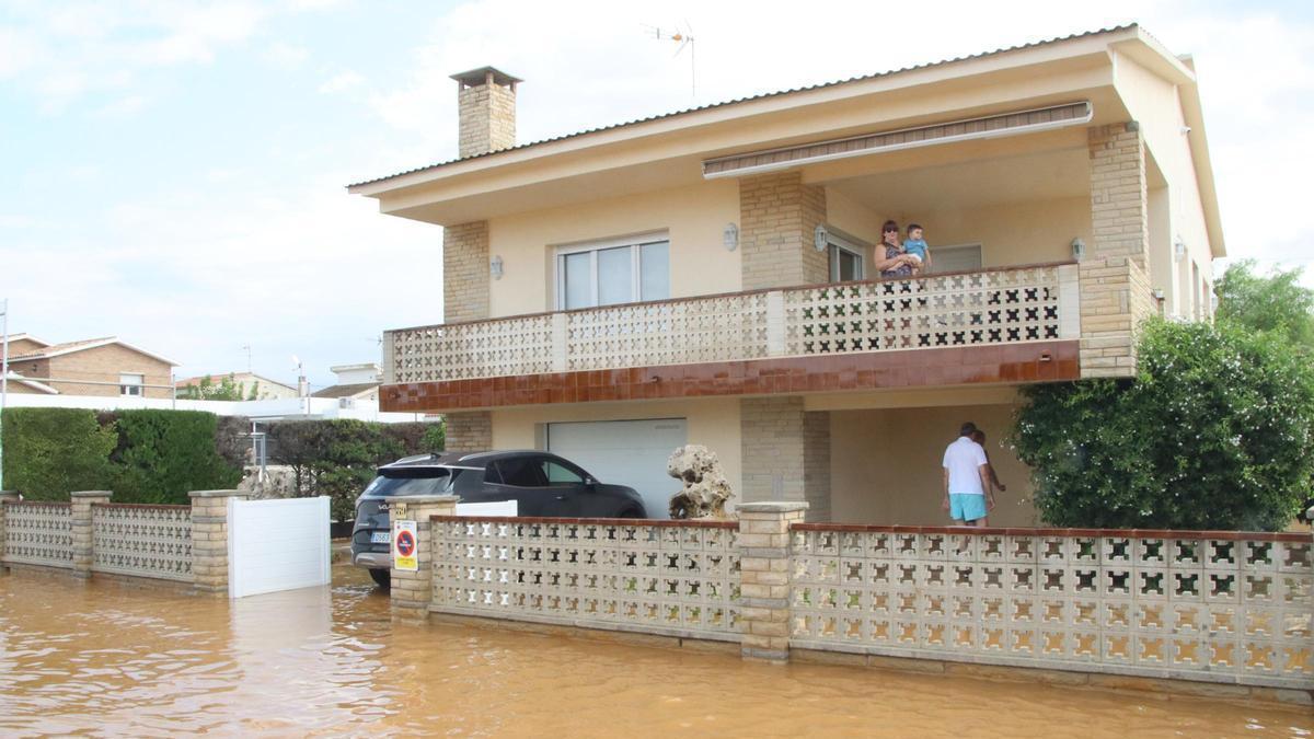 Una de las casas de la avenida Mar de Creixell donde ha entrado agua