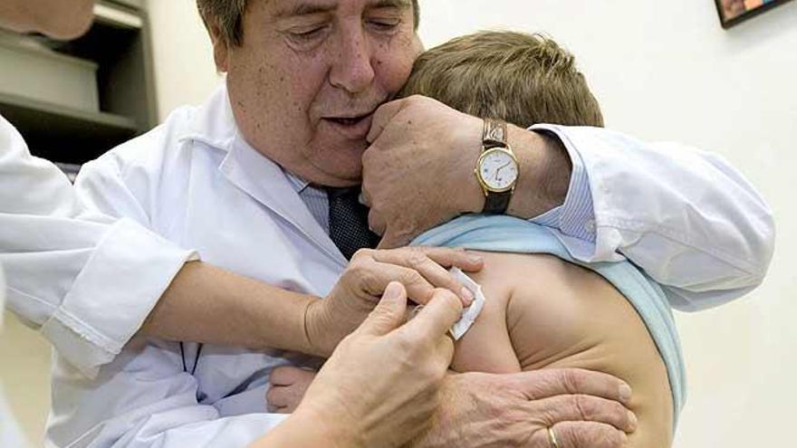 Un niño se vacuna contra la gripe AH1N.