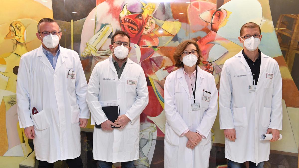 De izquierda a derecha, los doctores José Cuenca, Antón Fernández, Marisa Crespo y Fernando Mosteiro, ayer, en el Hospital Universitario de A Coruña.