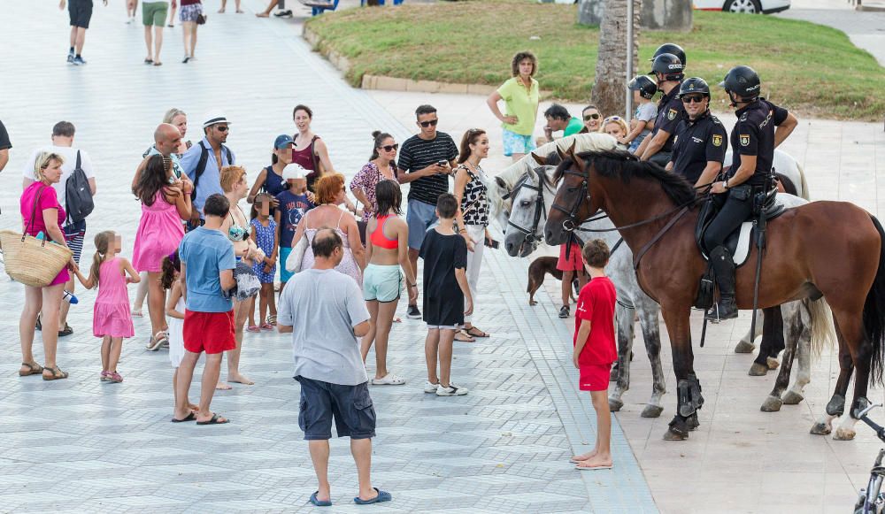 Los agentes se convierten en una atracción para los niños que se fotografían con ellos.