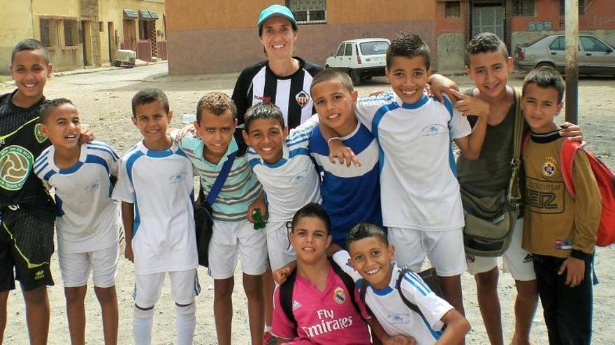 Niños marroquíes en el campo de fútbol del barrio Betana de Salé, junto a Campos.