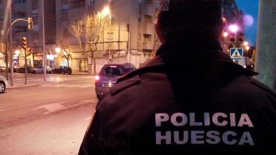 Sorprendidos por la policía dos grafiteros mientras pintaban en una calle de Huesca