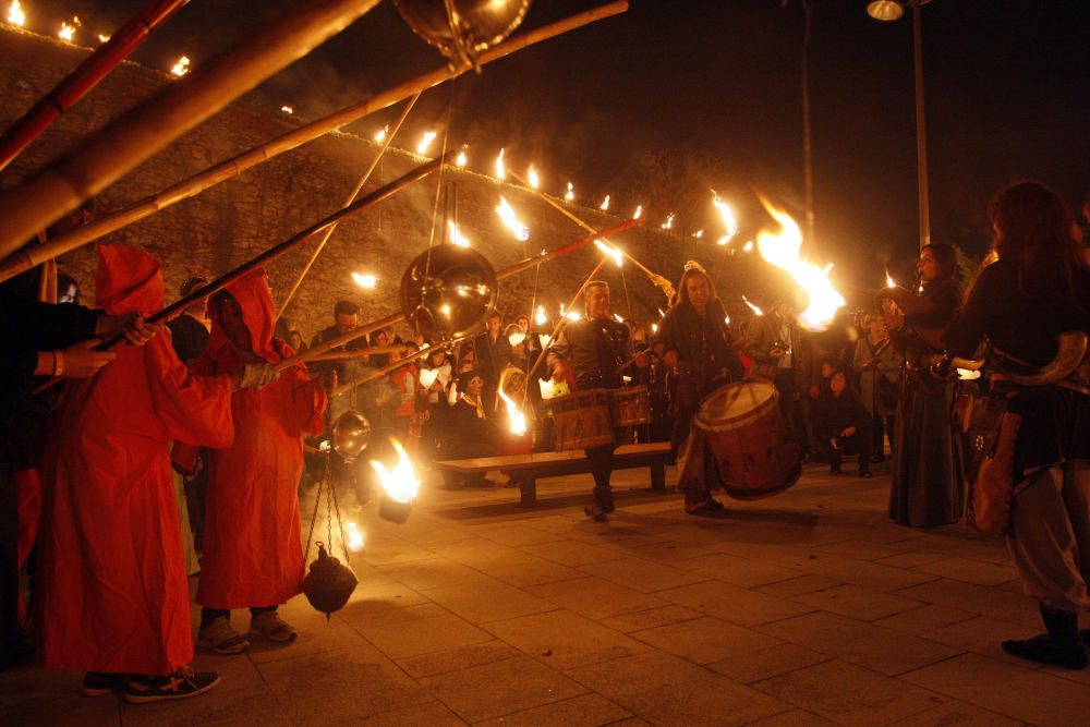 Les lluminàries porten el foc i la música medieval a les Pedreres