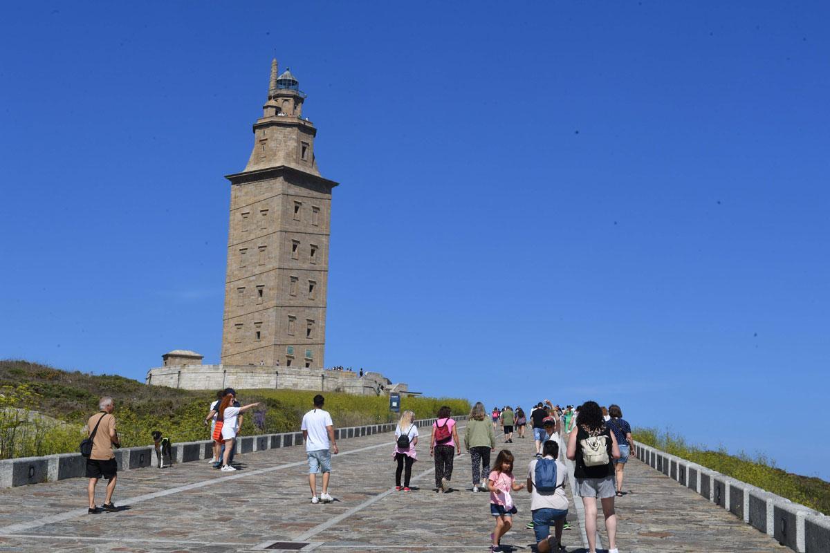 Visitantes en la Torre de Hércules.