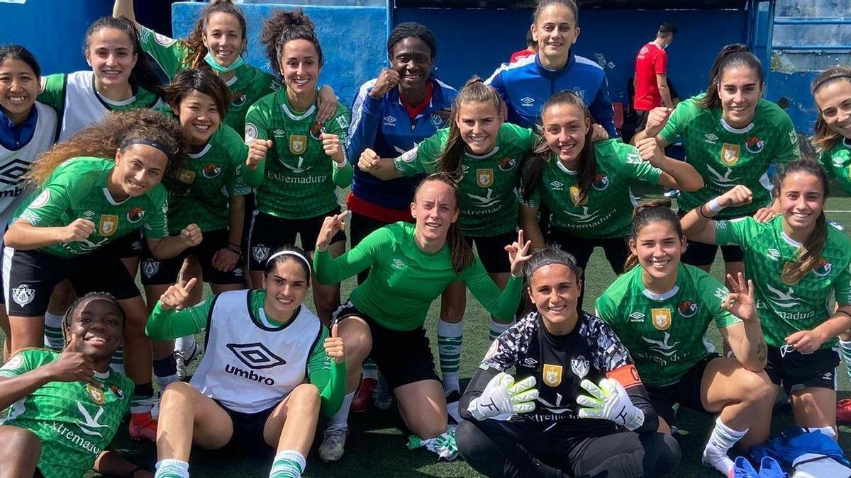 El equipo cacereño, tras su gran triunfo, posando en el césped.