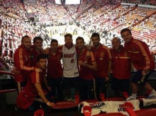 Los futbolistas españoles, en la final de la NBA