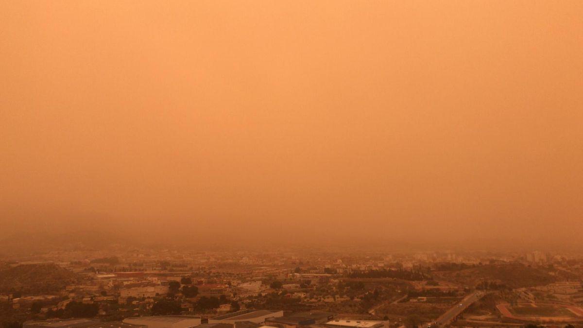 CALIDAD DEL AIRE ALICANTE | El polvo sahariano posiciona a Alicante y Elda entre las zonas con mayor contaminación del mundo. Imagen captada en el casco urbano de Elda el lunes 14 de marzo de 2022.