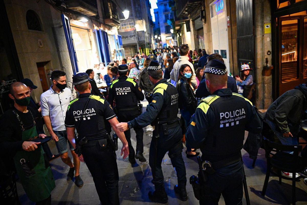 La Guardia Urbana controla la zona del Born de Barcelona./Manu Mitru