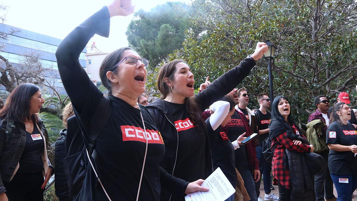 Personal laboral del Departament d'Educació, la semana pasada frente a la sede la Conselleria
