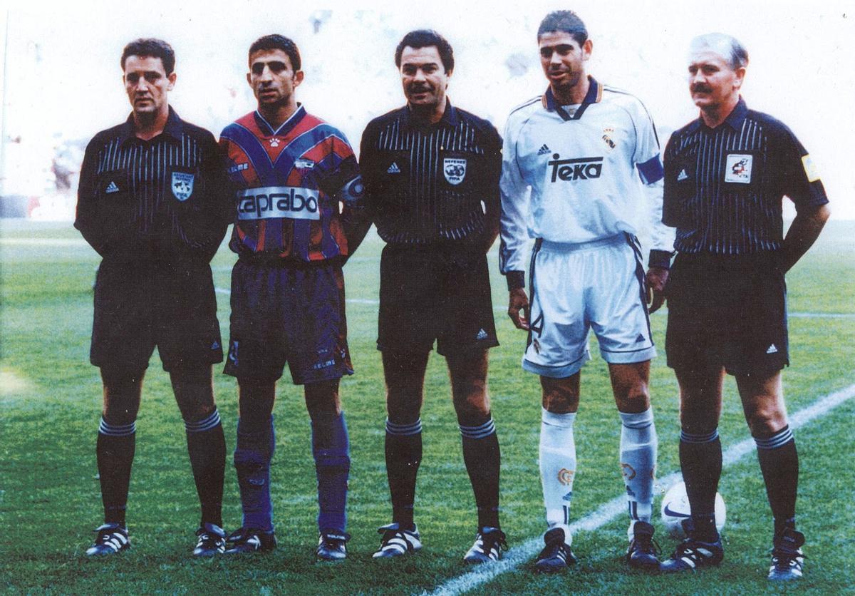 Félix, como capitán del Extremadura, en una foto con Hierro y los árbitros