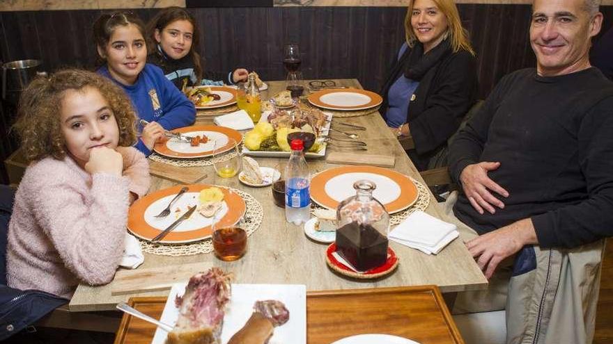 Una mesa de comensales degusta un cocido en un restaurante lalinense. // Bernabé/Ana Agra