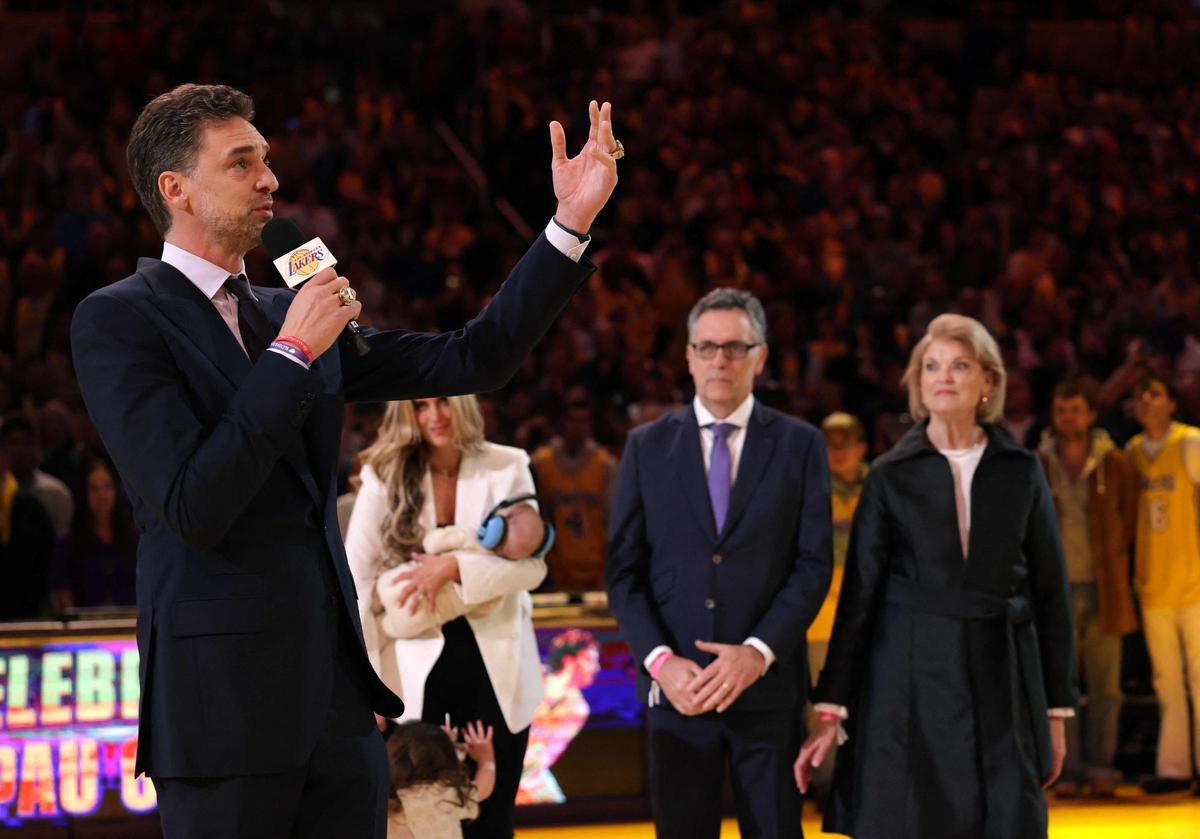 Los Lakers retiran la camiseta de Pau Gasol