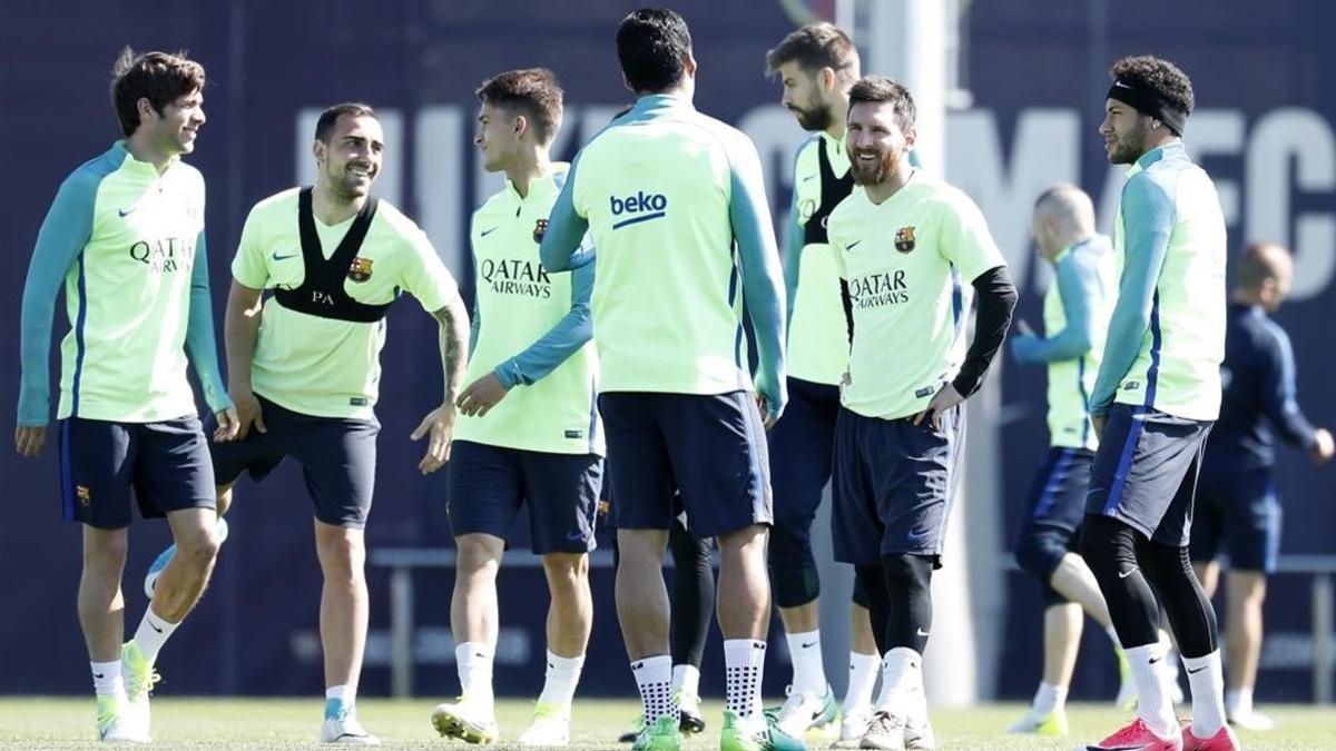 Sergi Roberto, Alcácer, Denis, Suárez, Piqué, Messi y Neymar, en el entrenamiento del Barça.