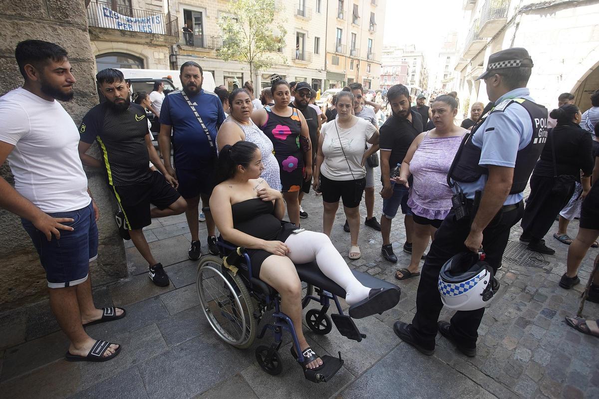Les imatges de la protesta dels familiars i veïns de les víctimes del crim de la Font de la Pólvora