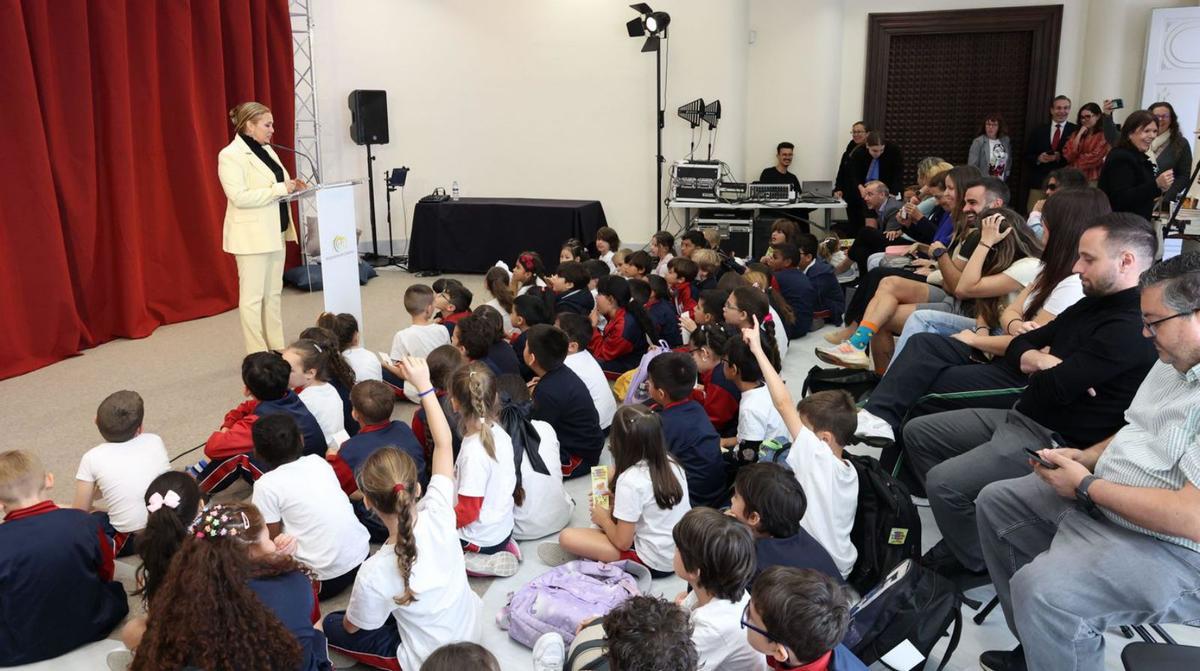La presidenta del Parlamento de Canarias, Astrid Pérez, con los niños que acudieron a la Cámara. | EL DÍA