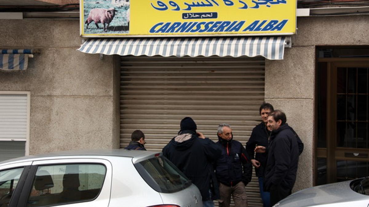 Agentes de policía ante una carnicería que ha sido registrada durante la operación, este martes en Terrassa.