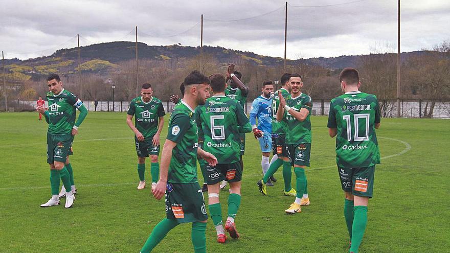 La plantilla del Arenteiro en A Regueiriña en el encuentro con el Estradense. | // IÑAKI OSORIO