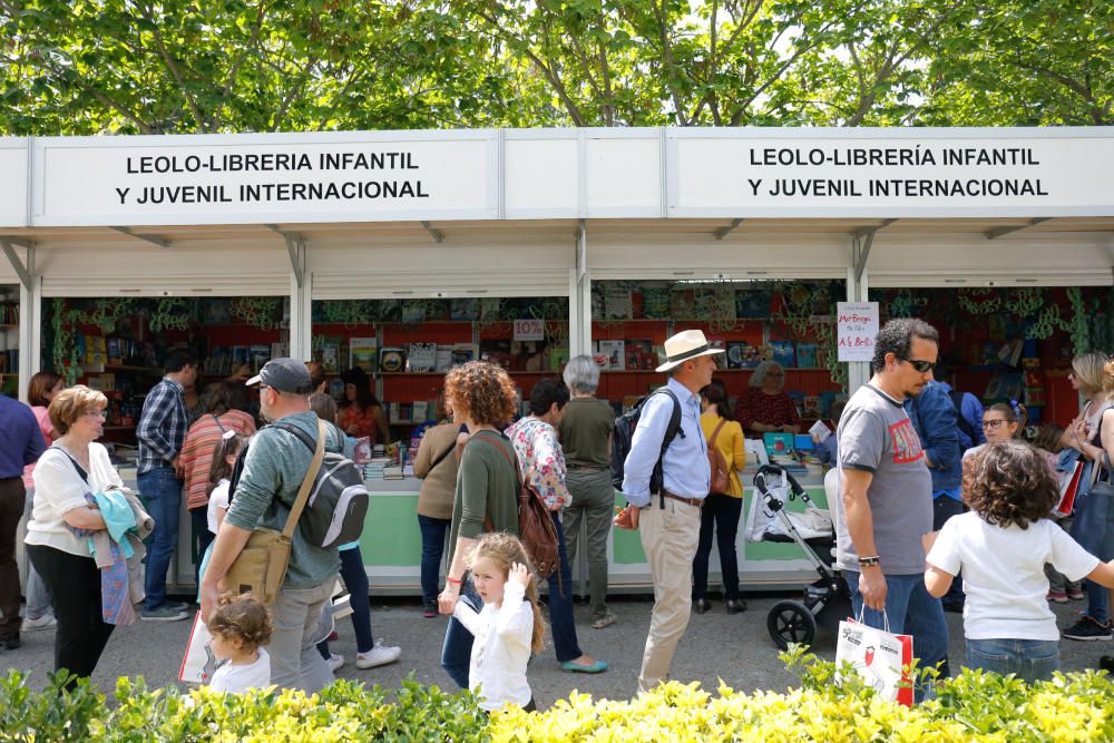 Último día de la 53.ª Feria del Libro de València celebrada en los jardines de Viveros.