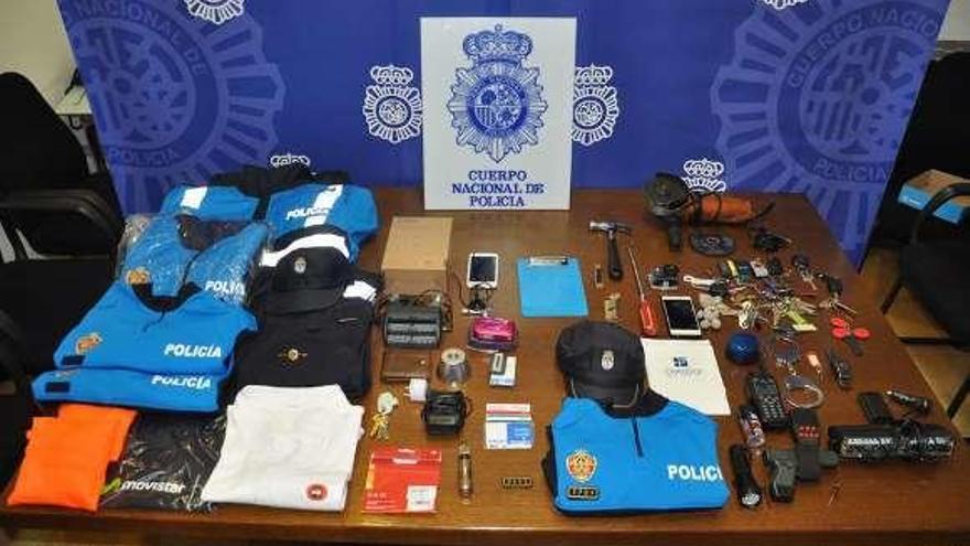 Ropa y objetos intervenidos al &quot;policía ful&quot;.