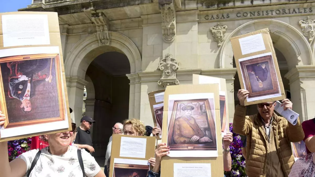 Inés Rey carga contra la familia Franco y la portavoz nacionalista le reprocha que en María Pita siguen colgados cuadros de alcaldes de la dictadura