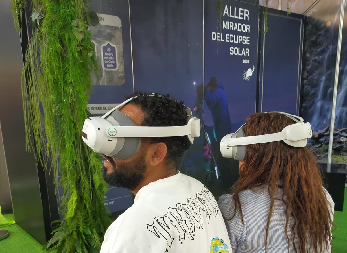 Dos jóvenes disfrutan de la realidad virtual en el stand allerano.