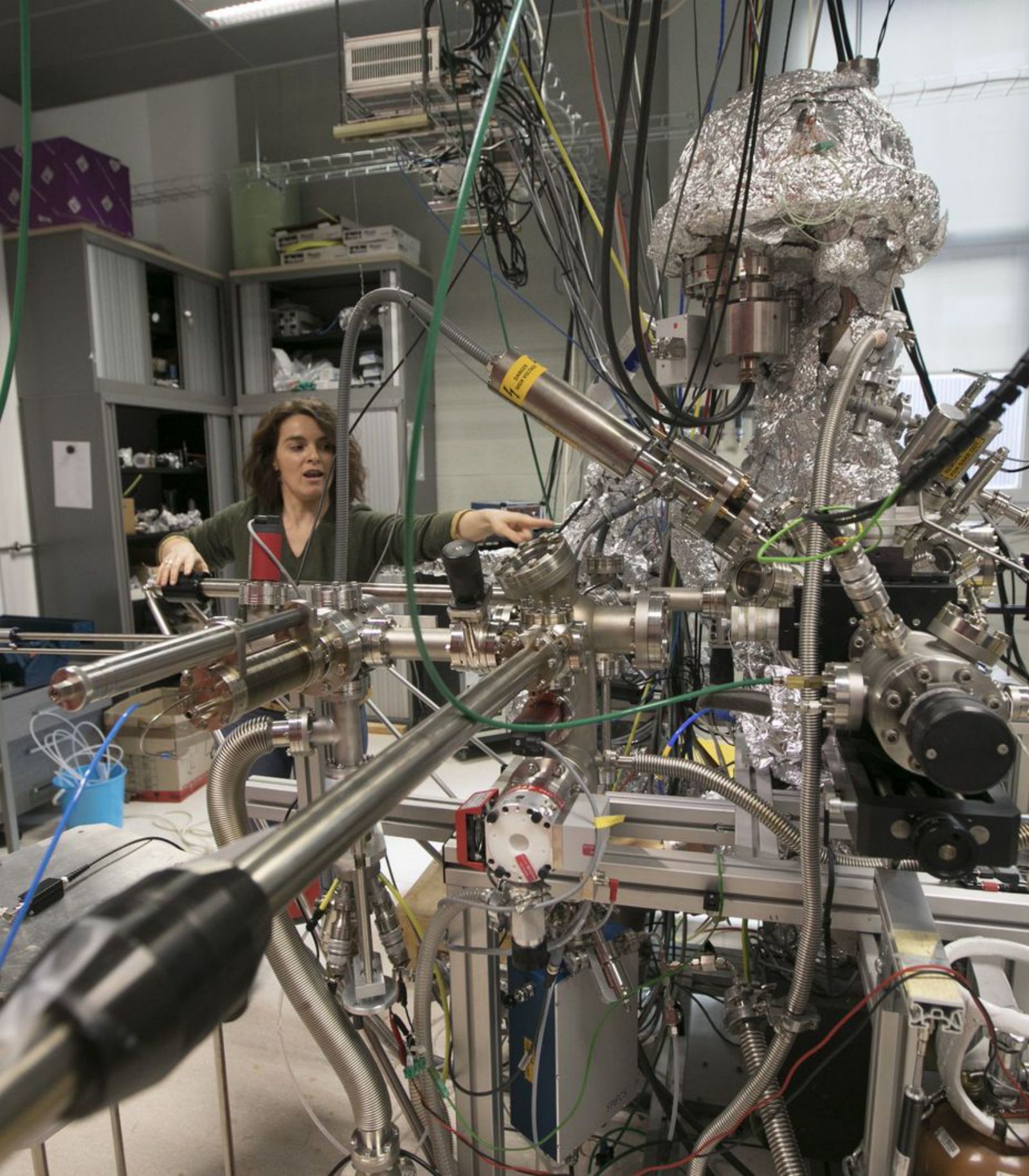 Sara Barja, con un sistema de ultra alto vacío para estudiar materiales a escala de los átomos. | Miki López