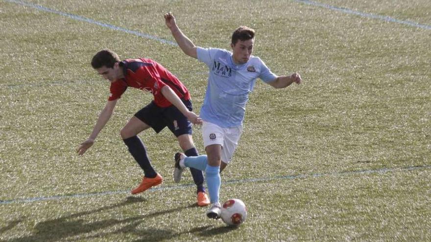 Pol Couso, del Moaña, elude la entrada de un jugador rival durante el encuentro de ayer. // Santos Álvarez