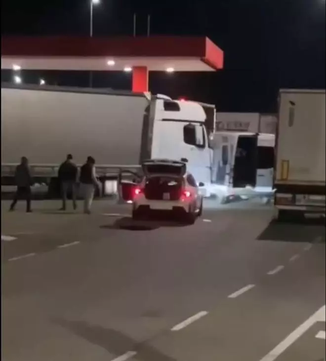VÍDEO | Un camioner frustra un robatori a l’àrea de servei de Maçanet envestint la furgoneta dels lladres