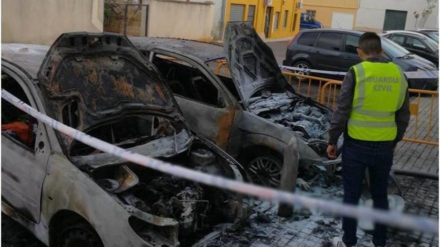 Quema en Ondara los coches de un familiar y una amiga de su expareja